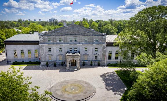 Vue aérienne extérieure de la façade, de la résidence et du lieu de travail du gouverneur général du Canada, prise pendant l'été.