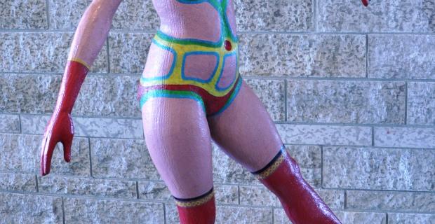 Sculpture de contreplaqué peinte représentant le torse et les jambes d’une femme.