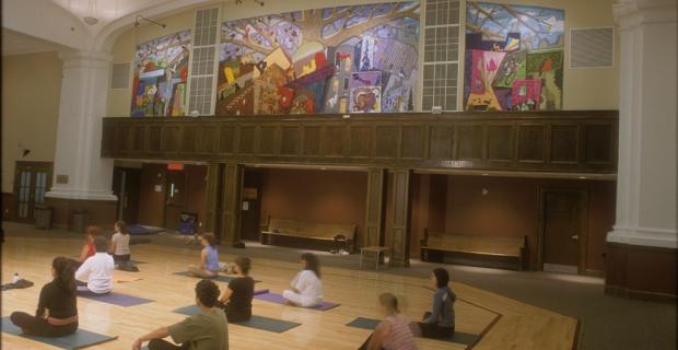 Image de la murale décrite dans une salle où des personnes font du yoga.