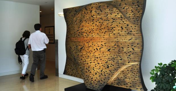 Image de la sculpture de bois installée à l’hôtel de ville.