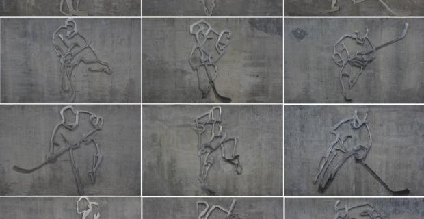 Collage de 12 silhouettes en acier inoxydable représentant des joueurs de hockey en action.