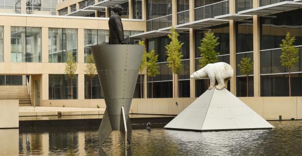 Photographie de la sculpture de Catherine Widgery exposée dans une pièce d’eau à l’extérieur d’un immeuble de bureaux
