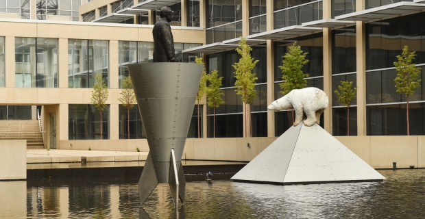 Photographie de la sculpture de Catherine Widgery exposée dans une pièce d’eau à l’extérieur d’un immeuble de bureaux