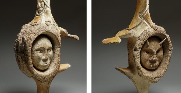 Images de deux sculptures de visages, l’une tenant dans une main. Chacune est surmontée d’une déesse.