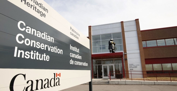 Bâtiment en briques brunes et rouges avec une enseigne à l'avant indiquant l'Institut canadien de conservation.