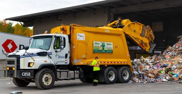 Un véhicule de collecte sélective de la Ville d’Ottawa dépose des matières fibreuses à l’usine.