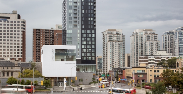 La Galerie d’art d’Ottawa est un grand cube blanc qui se démarque des bâtiments de brique et de pierre du centre-ville.