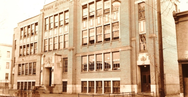Une école de briques brunes de quatre étages.