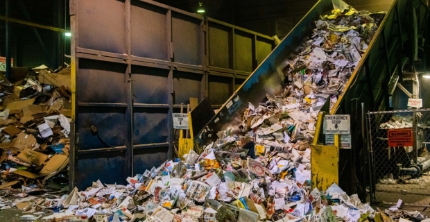 Recycled paper material on a conveyor belt