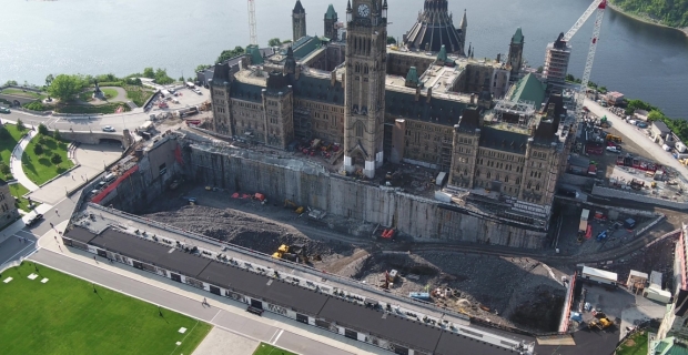 Progress on excavation in front of the Centre Block continues. This work will accommodate the new Parliament Welcome Centre footprint. 