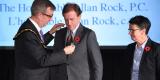 Le maire Jim Watson épingle une médaille de l’Ordre d’Ottawa sur le récipiendaire Allan Rock