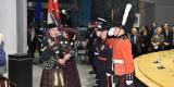 Un cornemuseur escorte la garde des drapeaux lors de la cérémonie de l’Ordre d’Ottawa