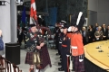 Un cornemuseur escorte la garde des drapeaux lors de la cérémonie de l’Ordre d’Ottawa