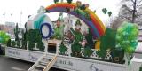 Un char allégorique du défilé de la Saint Patrick décoré d’un arc en ciel et de trèfles
