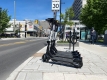 Trottinette électrique stationner de manière sécuritaire près de la bordure du trottoir