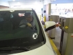 Un homme en voiture prend un billet d'entrée au stationnement municipal
