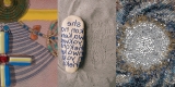 la photo de gauche montre des perles bleues, jaunes et vertes en formation de fleurs sur un fond rose ; la photo du milieu montre un mocassin perlé à l’envers sur le sable, un message sur la semelle ; l’image de droite montre des centaines de minuscules claires, Perles de graines bleues et bronze en rangée.