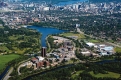 Une photographie aérienne de la ville d'Ottawa, avec l'Université Carleton et le lac Dow au premier plan, ainsi que les centre-villes d'Ottawa et de Gatineau, de même que la rivière des Outaouais à l'arrière-plan.