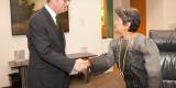 Son Honneur Jim Watson, maire d’Ottawa, accueille Minerva Jean Falcon, chargée d’affaires de la République des Philippines, en 2011