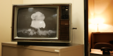 Une vieille télévision en noir et blanc avec l'image d'un champignon atomique.