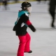 Un enfant patinant à la patinoire Jim Tubman Chevrolet