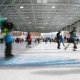 image de jour d'un groupe de personnes patinant à la patinoire Jim Tubman Chevrolet