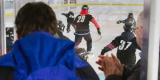 image de jour de la surface de la glace depuis les tribunes - des personnes regardant des enfants faire des exercices de hockey
