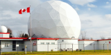 Le bâtiment SATCOM de l’OTAN, vieux de 60 ans, faisait partie de la BFC Carp jusqu’à sa mise hors service. Aujourd’hui, l’antenne est utilisée pour la radioastronomie.  