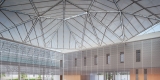 L'atrium intérieur met en valeur la formation de cristaux de roche aux multiples facettes et la lumière naturelle du toit en verre du bâtiment