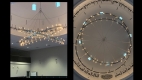 Deux angles différents d’un grand lustre circulaire dans la salle de prière principale.