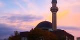 Mosquée principale d’Ottawa, la silhouette du dôme et de la tour lors d’un coucher de soleil 