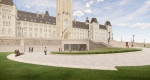 Rendu numérique d’une cour de briques blanches et d’herbe verte devant l’hôtel du Parlement canadien.