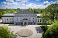 Vue aérienne extérieure de la façade, de la résidence et du lieu de travail du gouverneur général du Canada, prise pendant l'été.