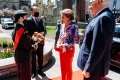 Officier militaire présentant un bouquet de fleurs à la princesse Margriet, un homme se tenant à ses côtés 