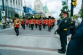 Officiers en uniforme rouge marchant dans la rue