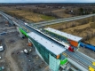 Photo d’avancement montrant des ouvriers testant un nouveau train FLIRT Stadler à la gare de Limebank.