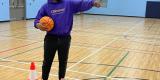 B.J. explique comment faire un exercice de basketball dans le gymnase du Centre communautaire Greenboro.