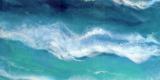 Vue aérienne de l’océan et du rivage, dominée par des tons verts et bleu