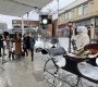 Un plateau de tournage au marché By, où l’on voit une équipe, des projecteur, une caméra et un grand traîneau