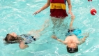 Photo de deux enfants apprenant à nager dans une piscine municipale.