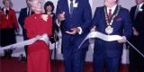 L’honorable Lincoln Alexander (1922-2012), premier député noir du Canada et premier lieutenant-gouverneur noir de l’Ontario, assiste à l’inauguration officielle du Nepean Civic Square avec le maire Ben Franklin en 1988 – Archives de la Ville d’Ottawa