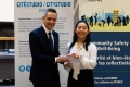 Mayor Mark Sutcliffe with Carleton University student Chelsea Zhang/Mark Sutcliffe, maire d’Ottawa, en compagnie de Chelsea Zhang de l’Université d’Ottawa