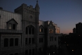 Le Lisgar Collegiate Institute, immortalisé lorsque le coucher de soleil se reflète dans ses fenêtres.