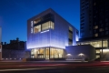 La Galerie d’art d’Ottawa, illuminée pendant la nuit, vue de la rue Nicholas.