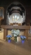 De belles fleurs ornent l’autel tandis que les fenêtres derrière captent une belle lumière