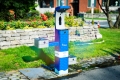 Borne fontaine avec un motif répété de gouttes de pluie et le logo de la Ville d’Ottawa.