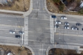 Aerial view of large intersection with ladder markings for pedestrians/Vue aérienne d'une grande intersection avec des marquages en échelle pour les piétons