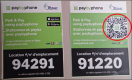 Deux images des affiches Park & Pay apposées sur les machines de stationnement de la Ville. L’affiche à droite comprend une étiquette frauduleuse de code QR comportant un cercle rouge autour.