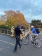 Safer Roads Ottawa staff talking to cyclists/Le personnel du Programme d’amélioration de la sécurité des routes à Ottawa parle aux cyclistes