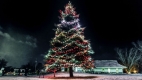 Sapin décoré de lumières colorées  au Musée-village du patrimoine de Cumberland, par une soirée d’hiver.